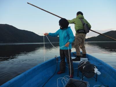 Image of two people on a boat on Lake Suigetsu, Japan